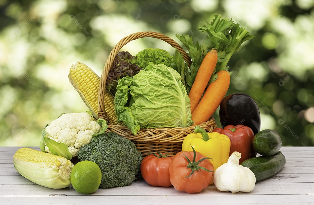 Grupo saudável de vegetais frescos variados em uma cesta de madeira