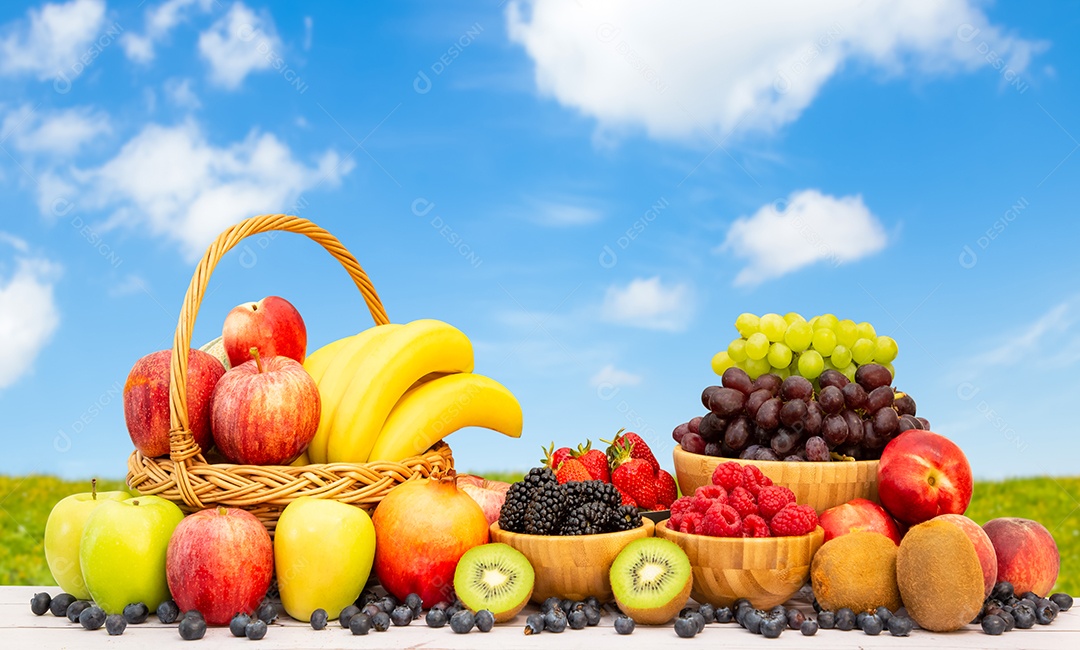 Agrupe frutas frescas saudáveis ​​em uma cesta de madeira