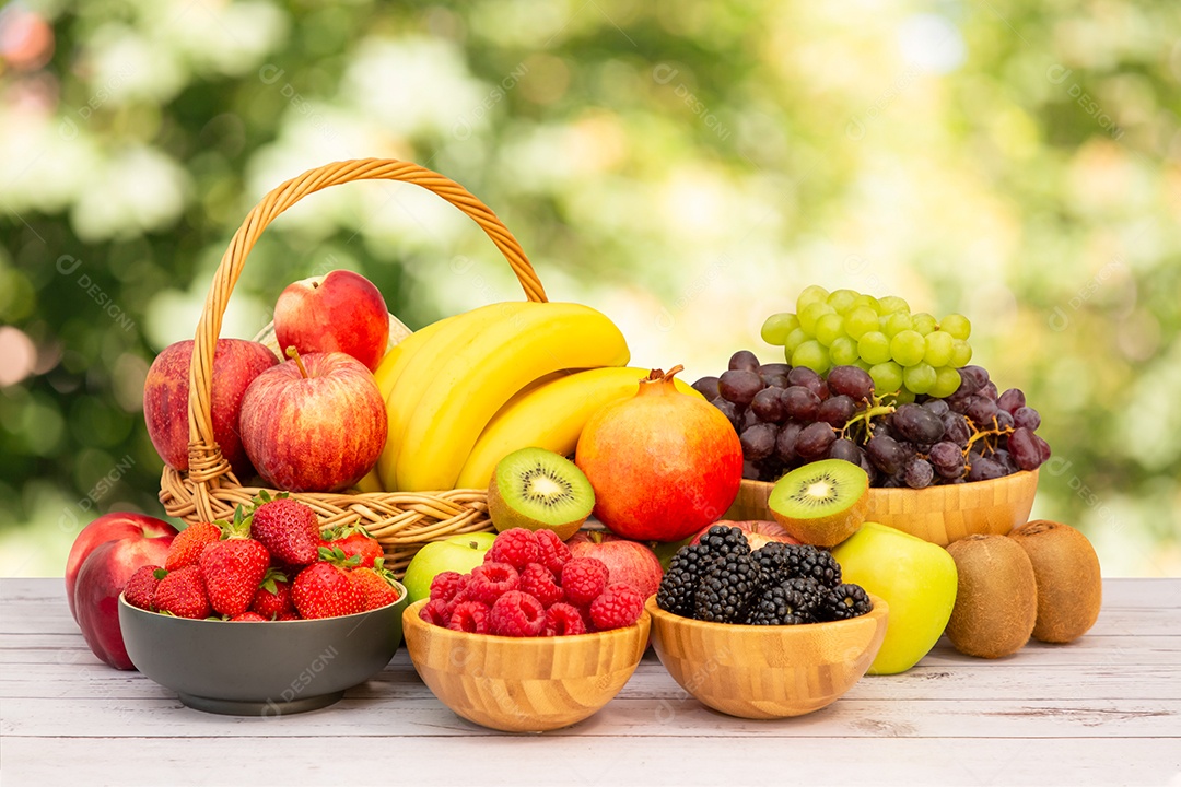 Agrupe frutas frescas saudáveis ​​em uma cesta de madeira