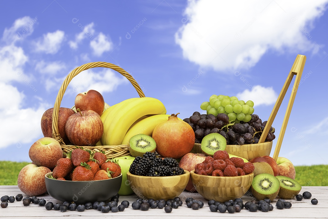 Agrupe frutas frescas saudáveis ​​em uma cesta de madeira