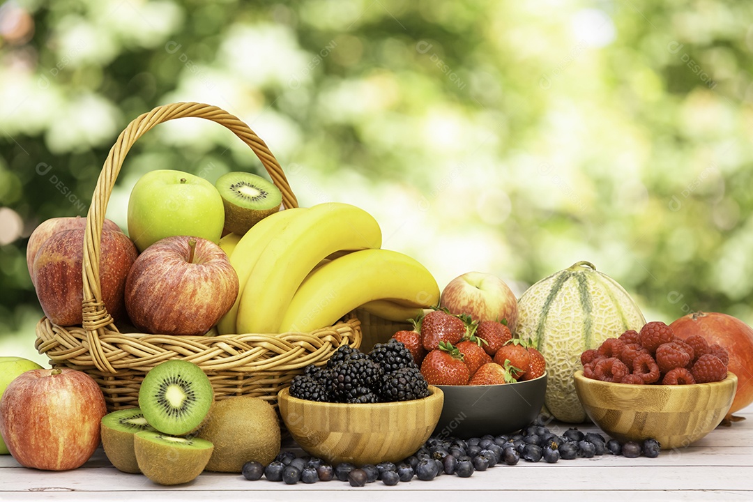 Agrupe frutas frescas saudáveis ​​em uma cesta de madeira