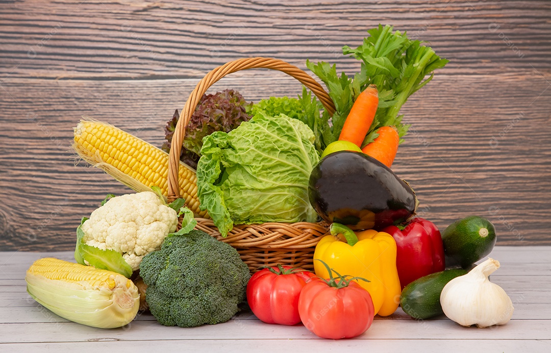 Agrupe frutas frescas saudáveis ​​em uma cesta de madeira