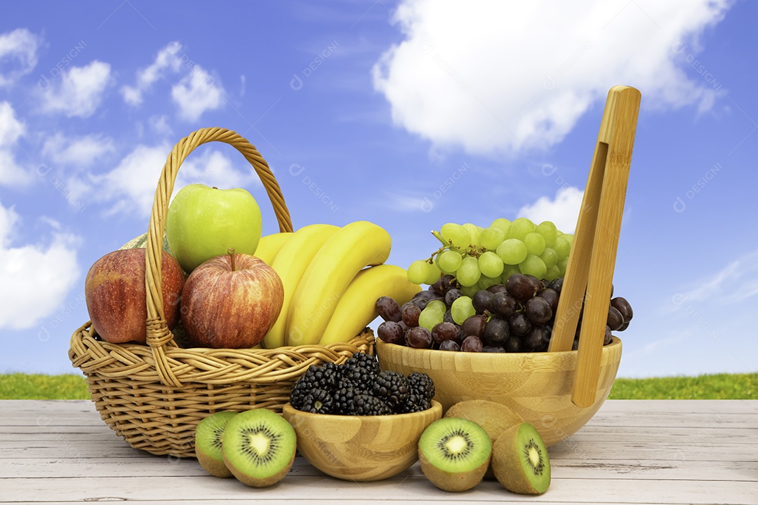 Agrupe frutas frescas saudáveis ​​em uma cesta de madeira