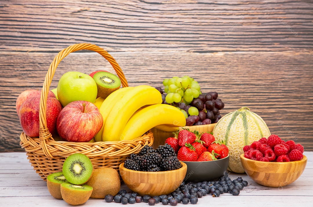 Agrupe frutas frescas saudáveis ​​em uma cesta de madeira