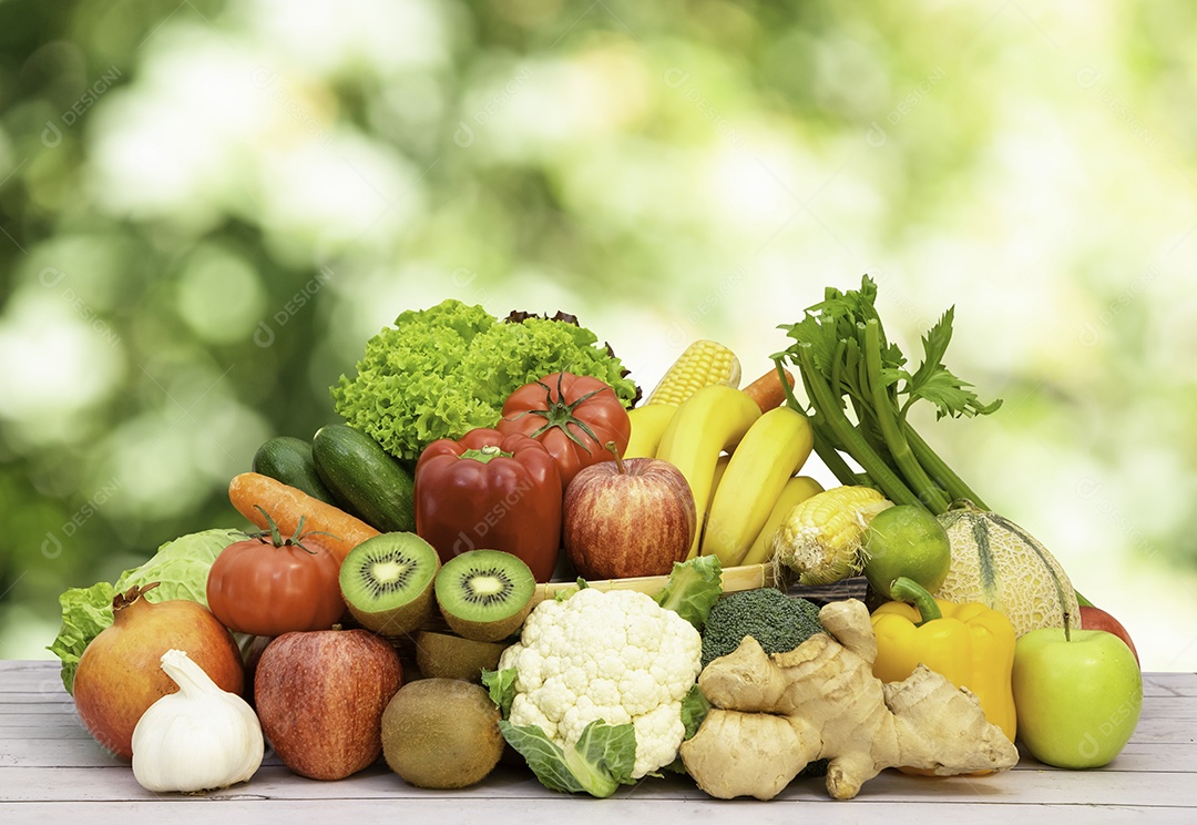 Agrupe frutas frescas saudáveis ​​em uma cesta de madeira