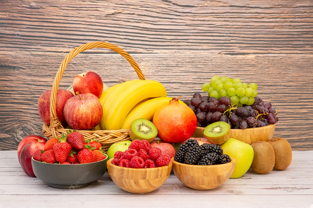 Agrupe frutas frescas saudáveis ​​em uma cesta de madeira