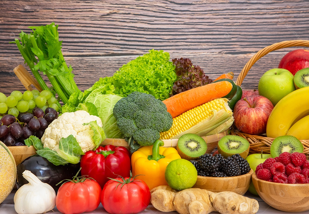 Agrupe frutas frescas saudáveis ​​em uma cesta de madeira