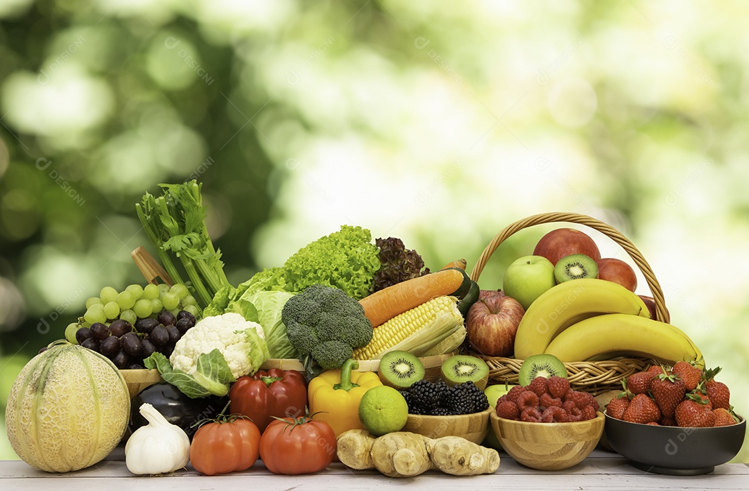 Agrupe frutas frescas saudáveis ​​em uma cesta de madeira