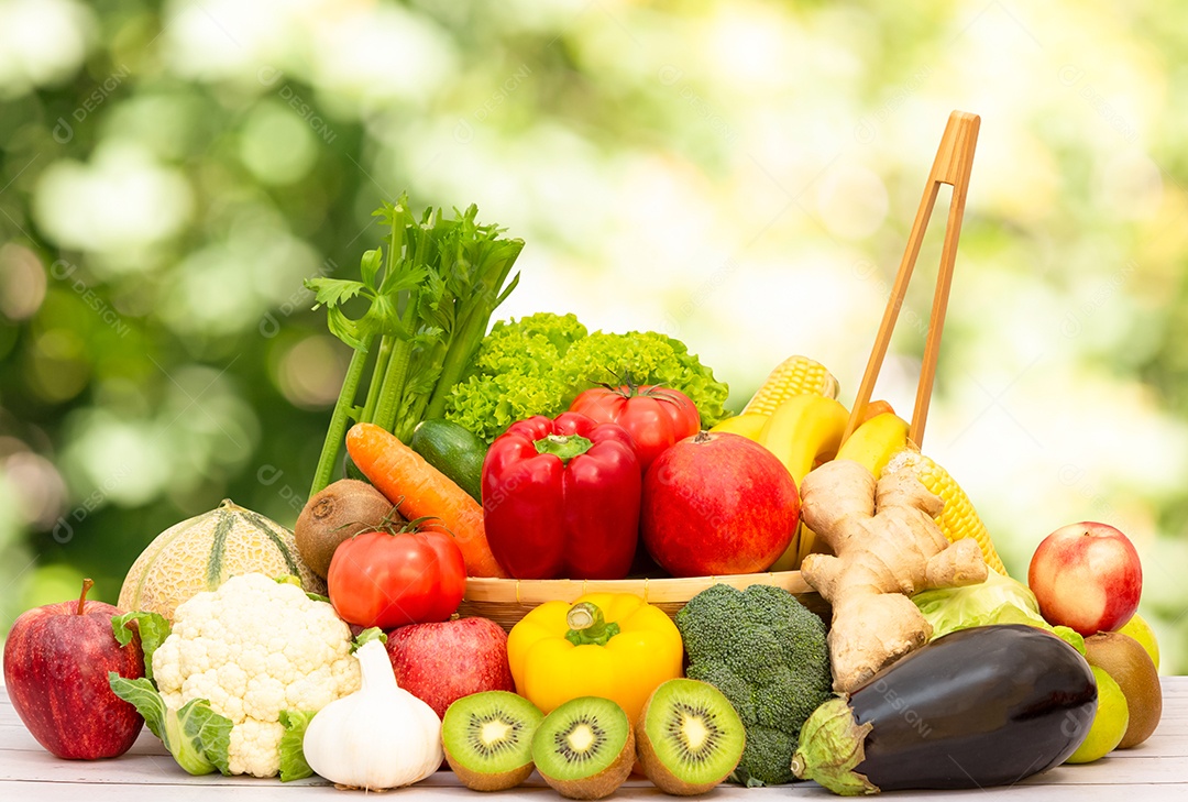 Agrupe frutas frescas saudáveis ​​em uma cesta de madeira