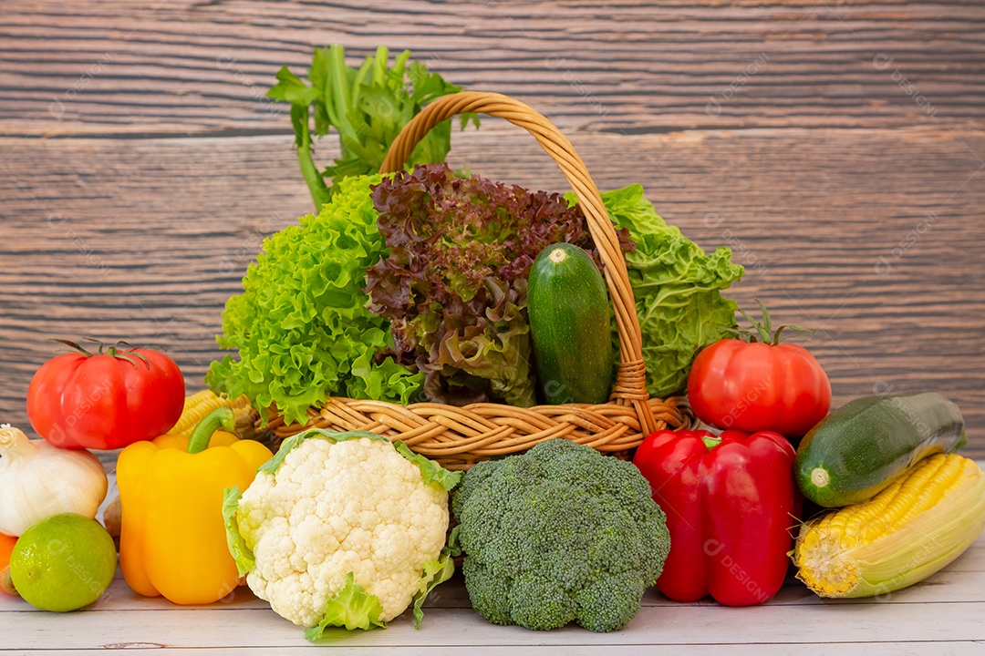 Agrupe frutas frescas saudáveis ​​em uma cesta de madeira