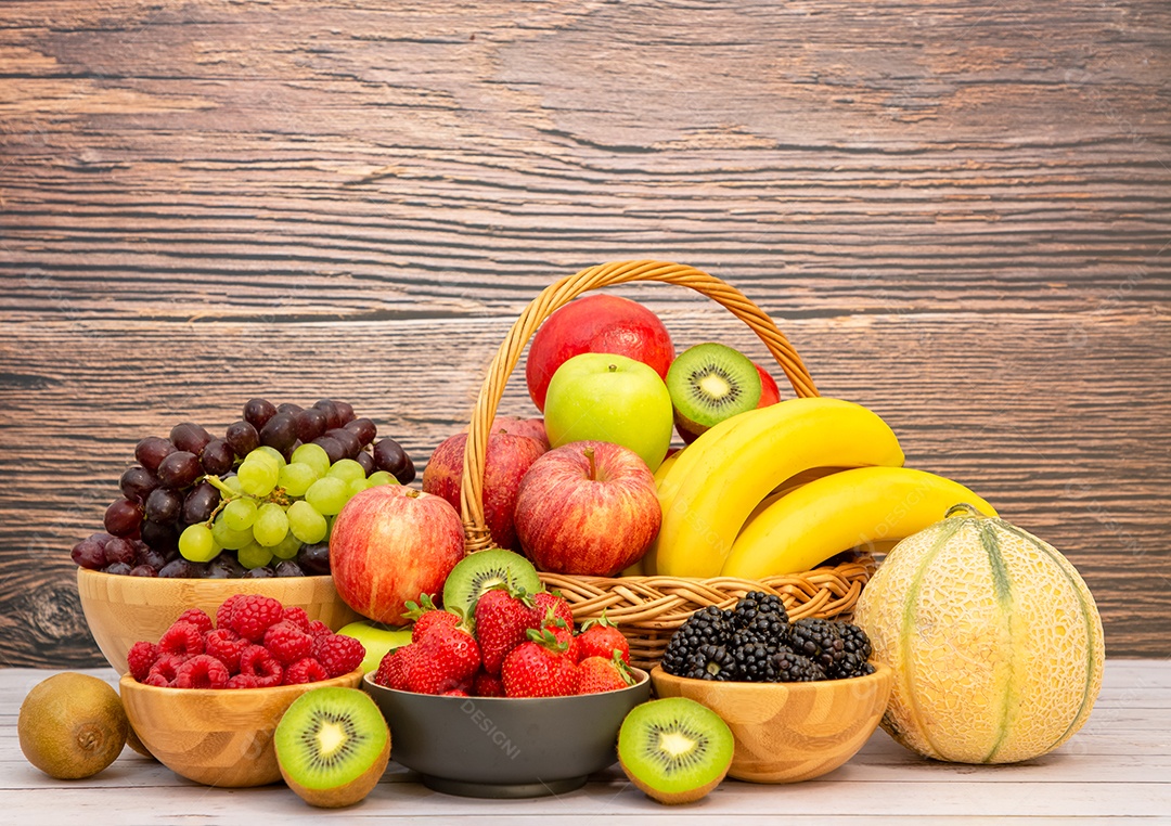 Agrupe frutas frescas saudáveis ​​em uma cesta de madeira
