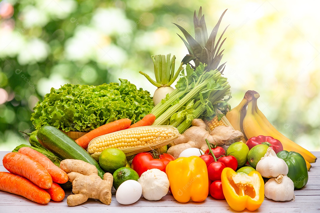Grupo saudável de vegetais frescos variados em uma cesta de madeira