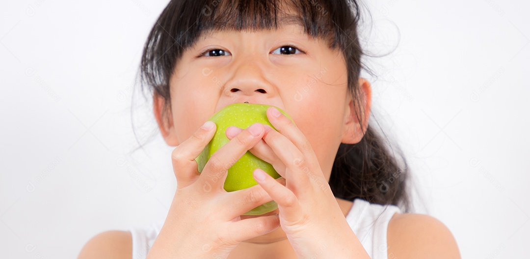 Imagem de uma jovem asiática com cabelo preto comendo maçã verde saudável e vitamina C para dieta ou dieta em fundo branco.