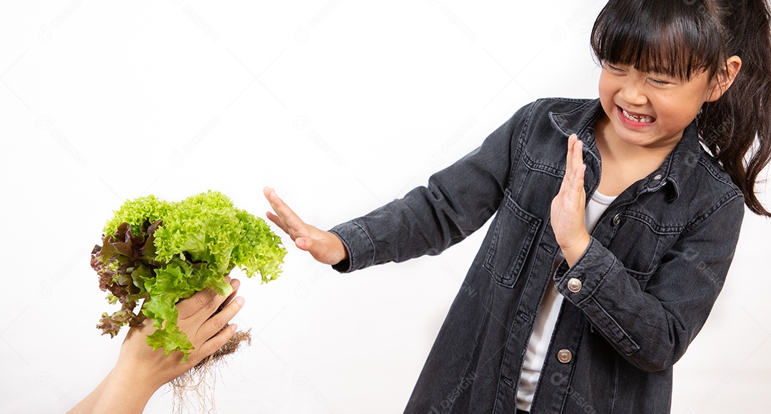 A salada que as crianças não gostam menina asiáticaestá segurando uma salada verde que ele não gosta, saudável e boa para fundo branco.