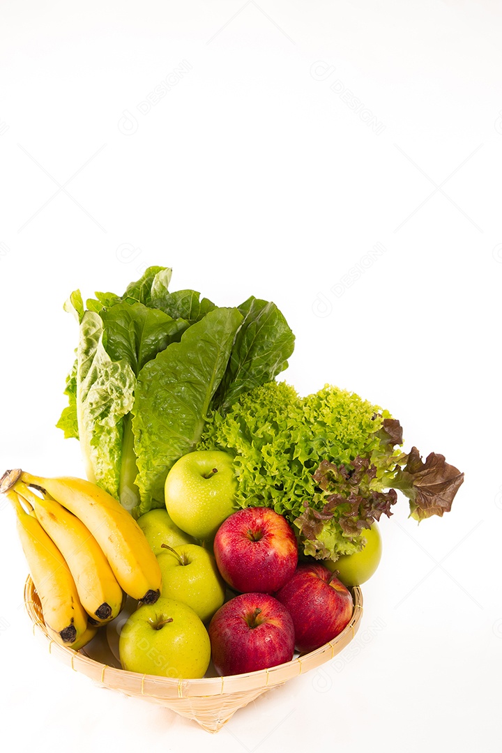 Legumes de salada bio-orgânicos, maçãs, bananas em uma cesta. Bom para a saúde. Dieta em fundo branco.