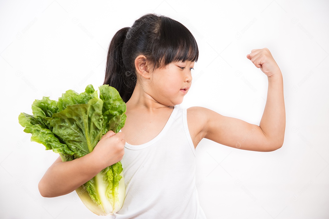 A imagem de uma menina asiática segurando uma grande salada verde de alface romana para saúde e bem-estar em um fundo branco.