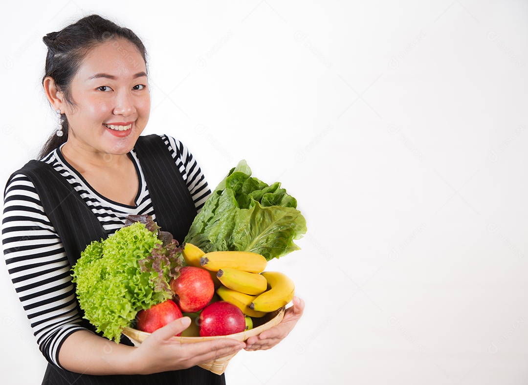 A imagem de uma linda mulher asiática segurando frutas e vegetais saudáveis ​​para dieta em fundo branco.