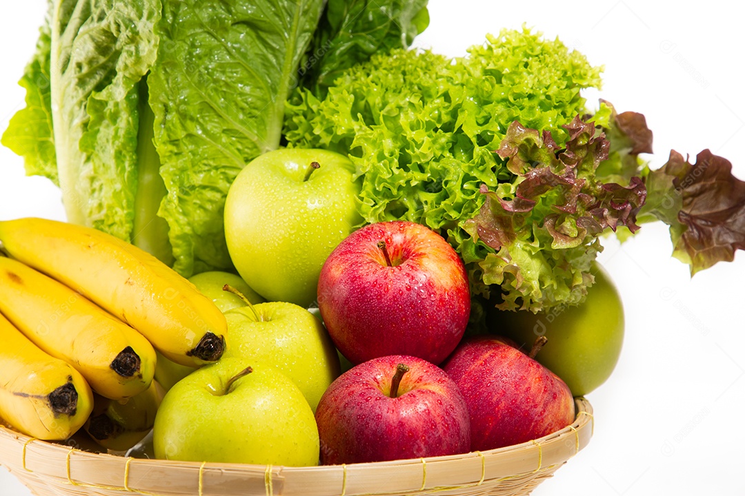 Legumes de salada bio-orgânicos, maçãs, bananas em uma cesta. Bom para a saúde. Dieta em fundo branco.