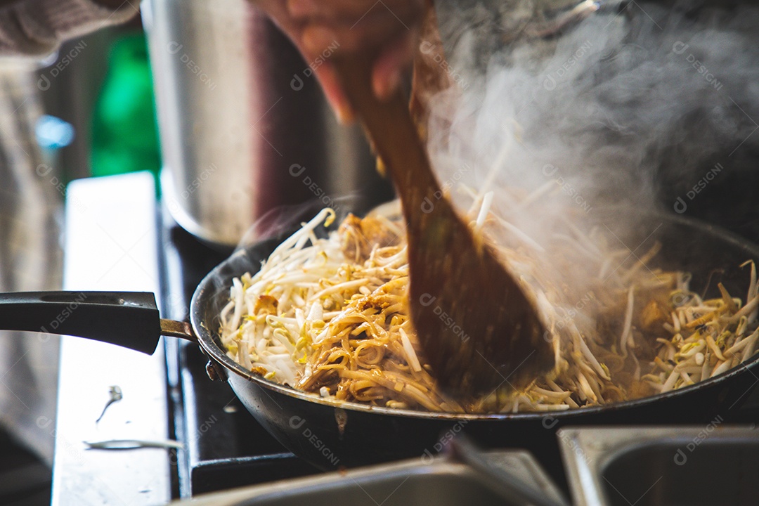 Pathai ou padthai mais popular frito macarrão tailandês comida de rua.