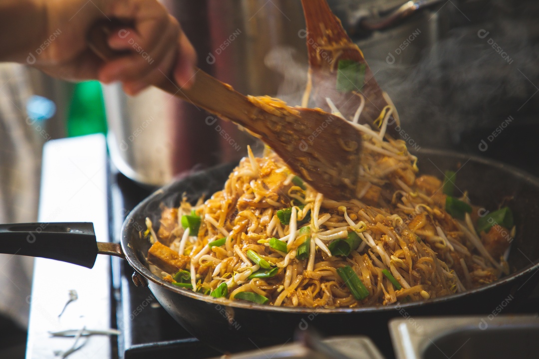 Pathai ou padthai mais popular frito macarrão tailandês comida de rua.