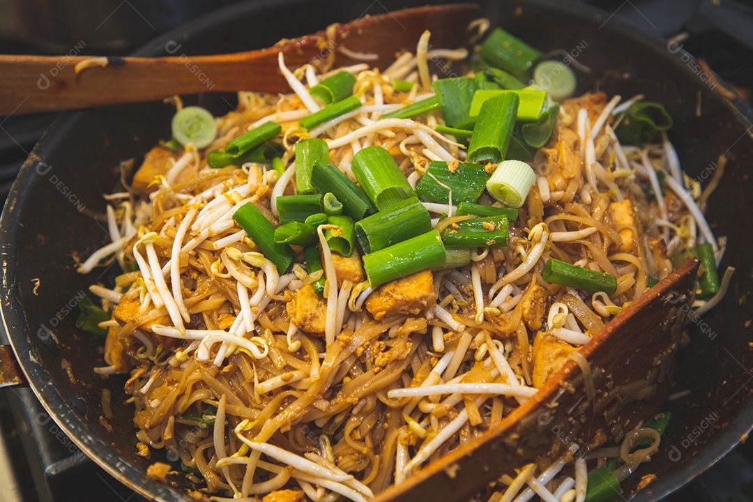 Pathai ou padthai mais popular frito macarrão tailandês comida de rua.