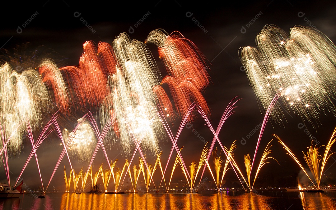 Festival de fogos de artifício, fogos de artifício, dia de ano novo, música e celebração no lago em Genebra, Suíça, à noite