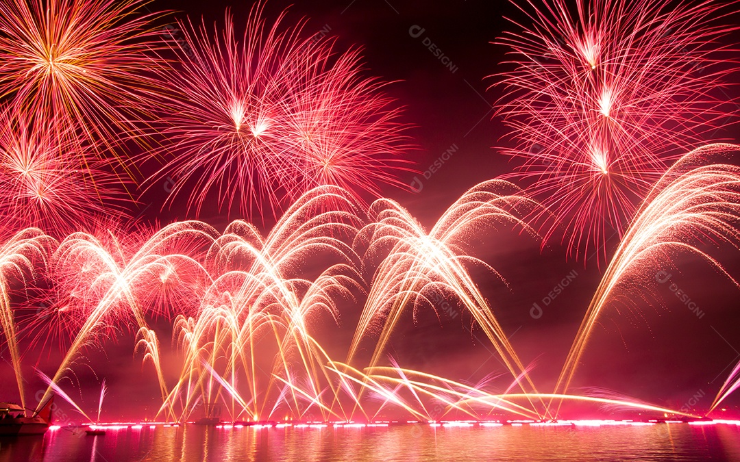 Festival de fogos de artifício, fogos de artifício, dia de ano novo, música e celebração no lago em Genebra, Suíça, à noite