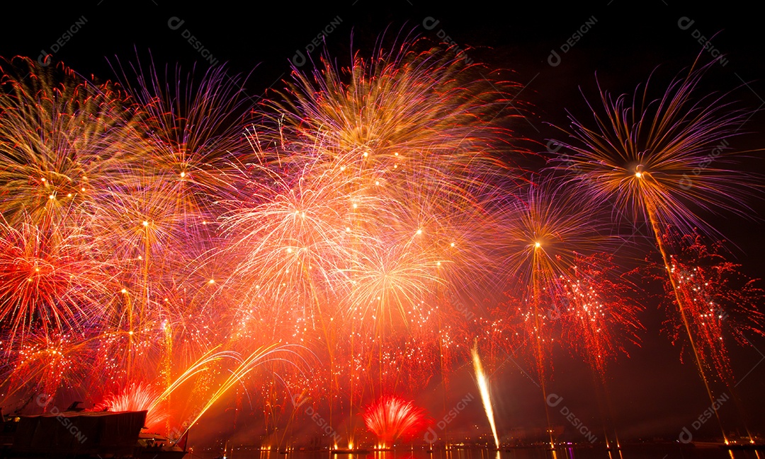 Festival de fogos de artifício, fogos de artifício, dia de ano novo, música e celebração no lago em Genebra, Suíça, à noite