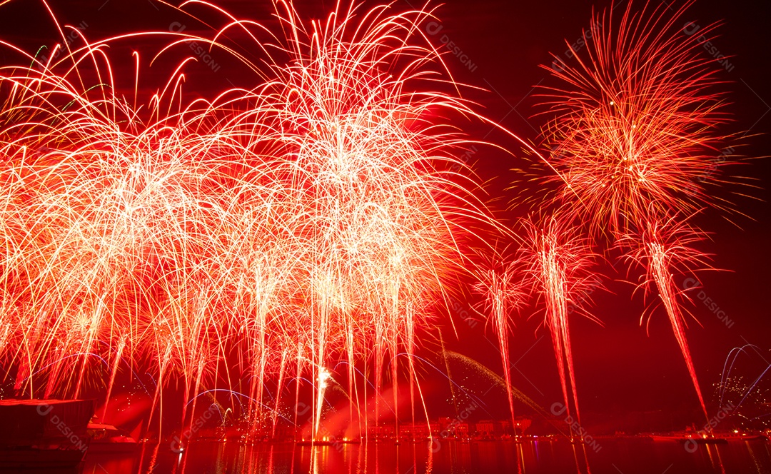 Festival de fogos de artifício, fogos de artifício, dia de ano novo, música e celebração no lago em Genebra, Suíça, à noite