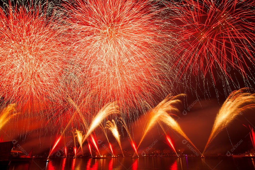 Festival de fogos de artifício, fogos de artifício, dia de ano novo, música e celebração no lago em Genebra, Suíça, à noite