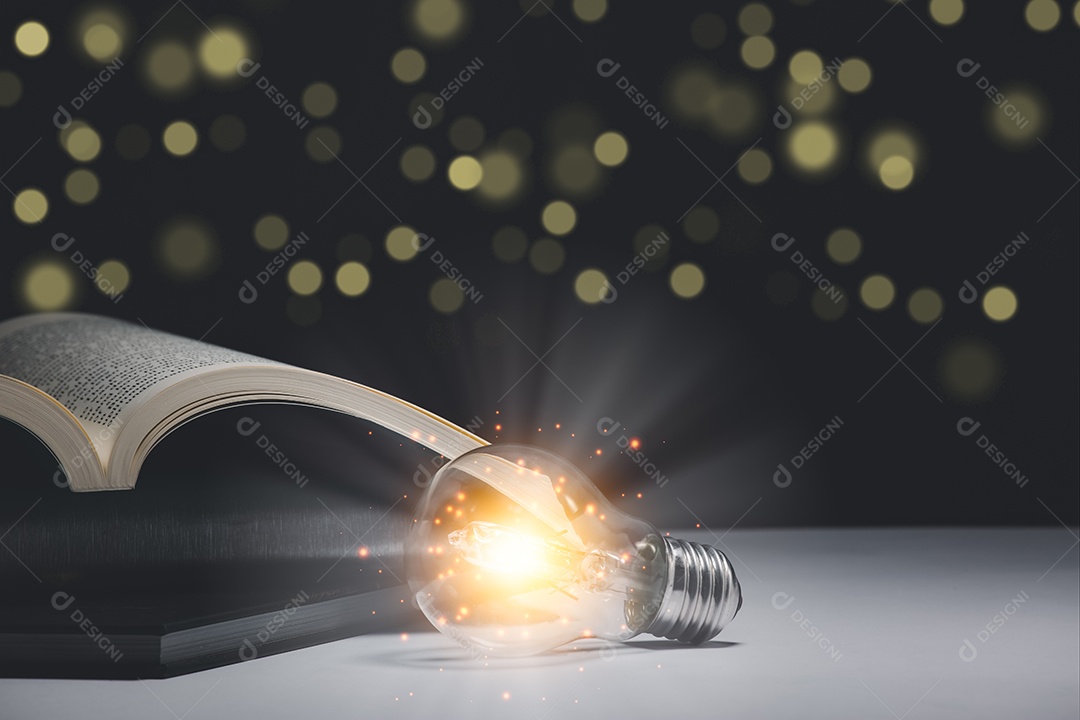 Livro e lâmpada estilo vintage com fundo escuro do ícone do cérebro, Conceito A ideia de ler livros