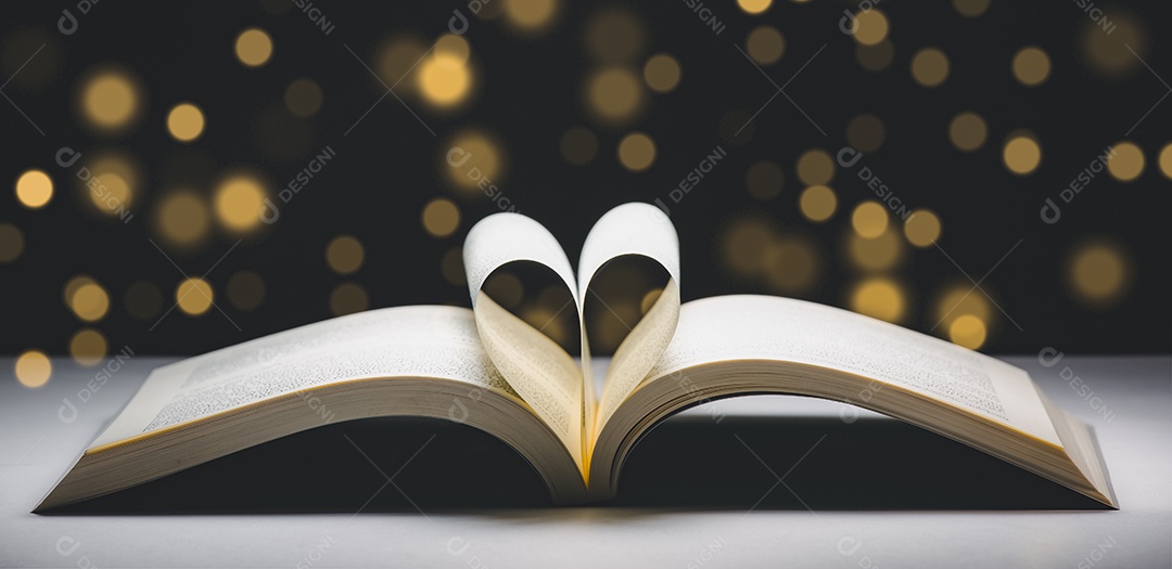 Livro dobrável em forma de coração no cenário bokeh dourado, ideias conceituais para leitura e amor