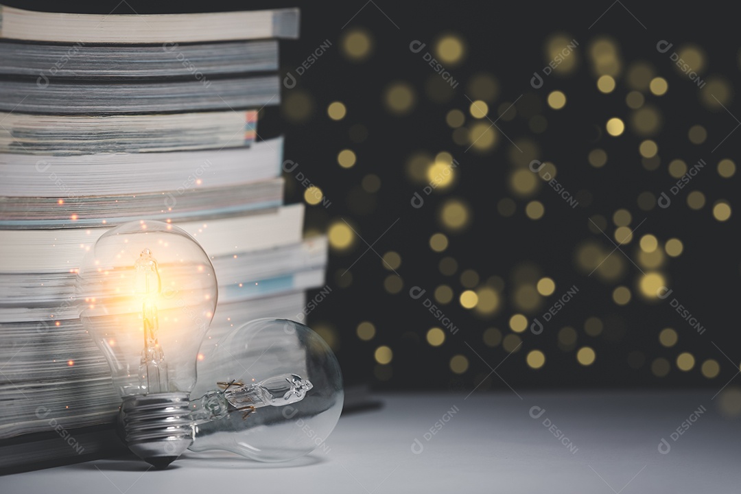 Fundo escuro vintage estilo livro e lâmpada, Conceito A ideia de ler livros, conhecimento e procurar novas ideias.