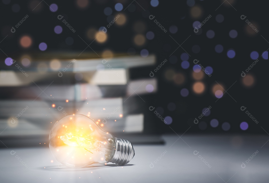 Fundo escuro vintage estilo livro e lâmpada, Conceito A ideia de ler livros, conhecimento e procurar novas ideias.