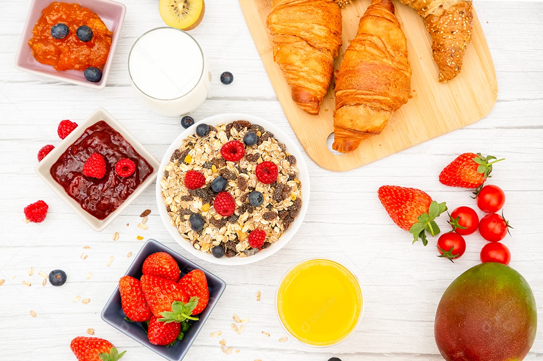 Café da manhã Servido pela manhã com croissant de manteiga e flocos de milho Grãos integrais e passas com leite em xícaras e Morango