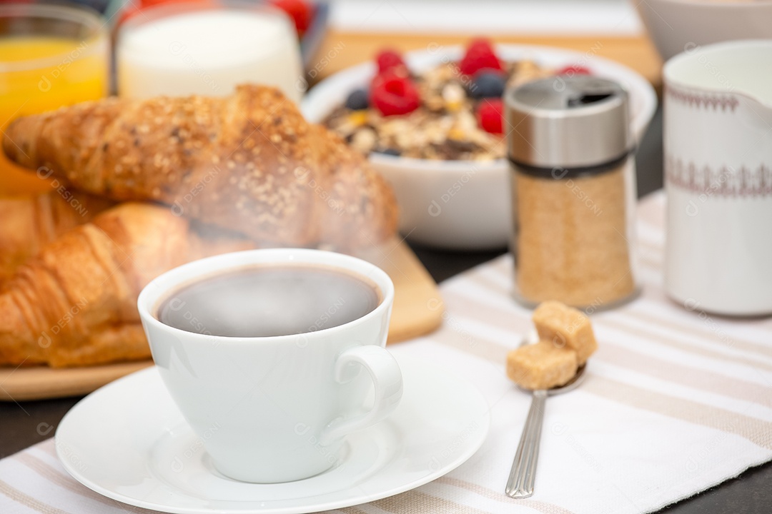 Café da manhã Servido pela manhã com café preto quente e croissants Cereais matinais de flocos de milho naturais