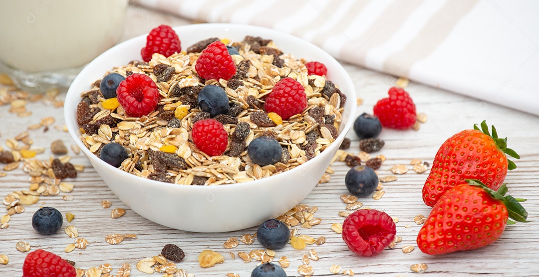 Café da manhã Servido pela manhã com croissant de manteiga e flocos de milho Grãos integrais e passas com leite em xícaras e Morango