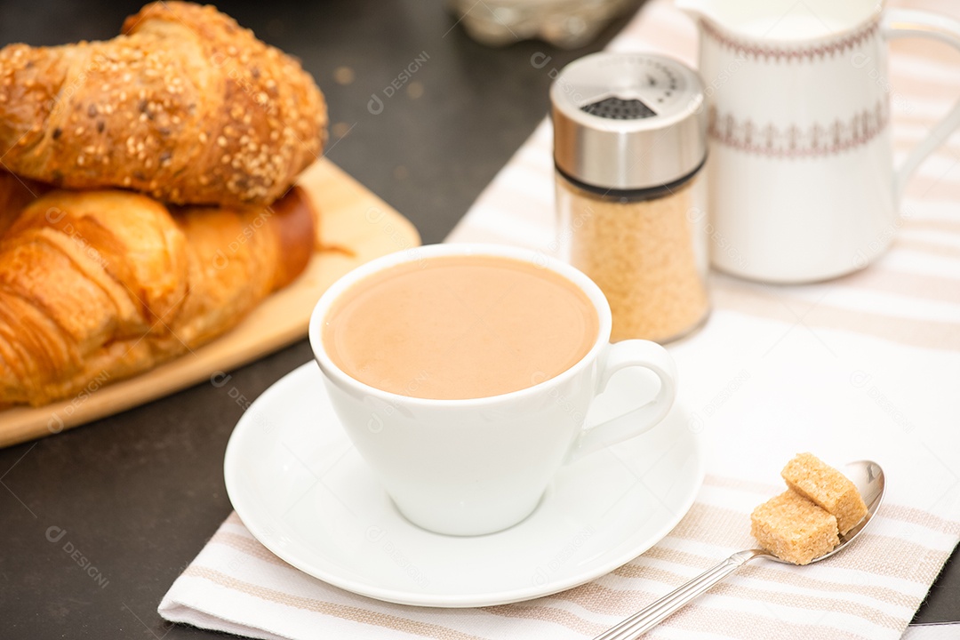 Café da manhã Servido pela manhã com croissant de manteiga e flocos de milho Grãos integrais e passas com leite em xícaras e Morango