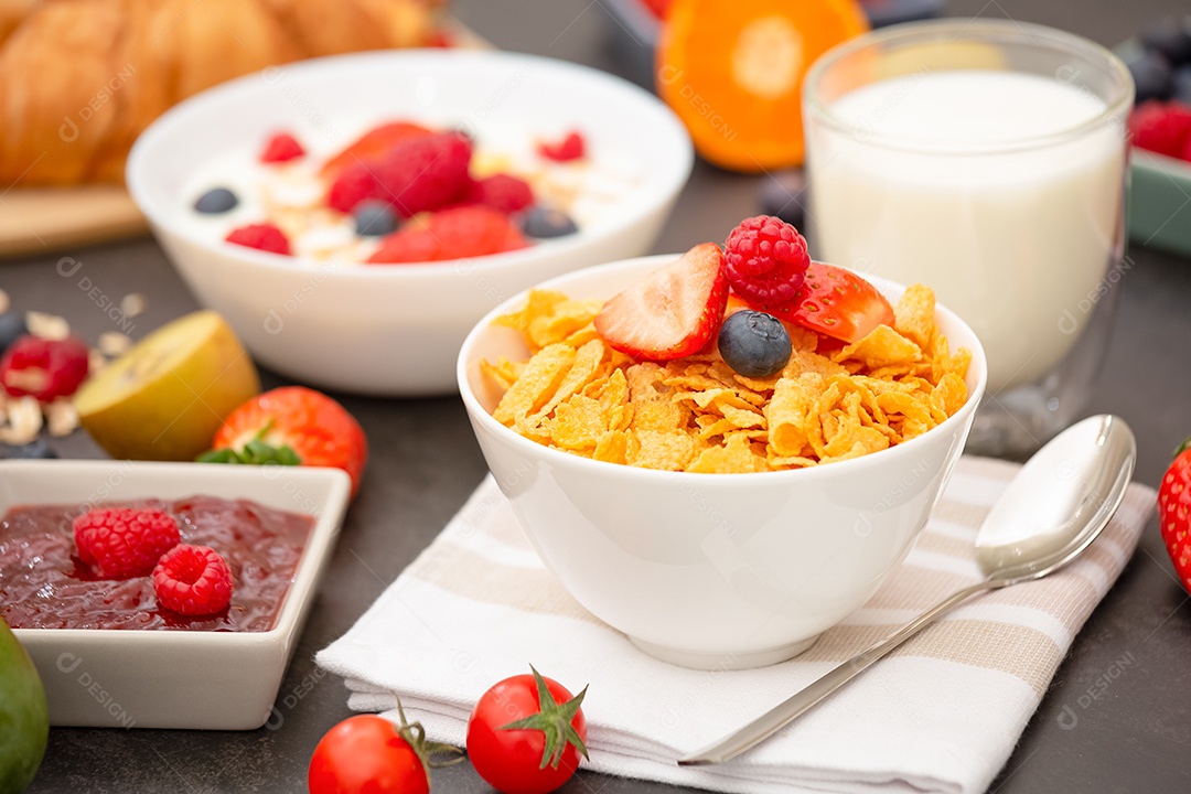 Café da Manhã Servido pela manhã com Café, Croissant de Manteiga e Flocos de Milho Grãos Integrais e Passas com Leite