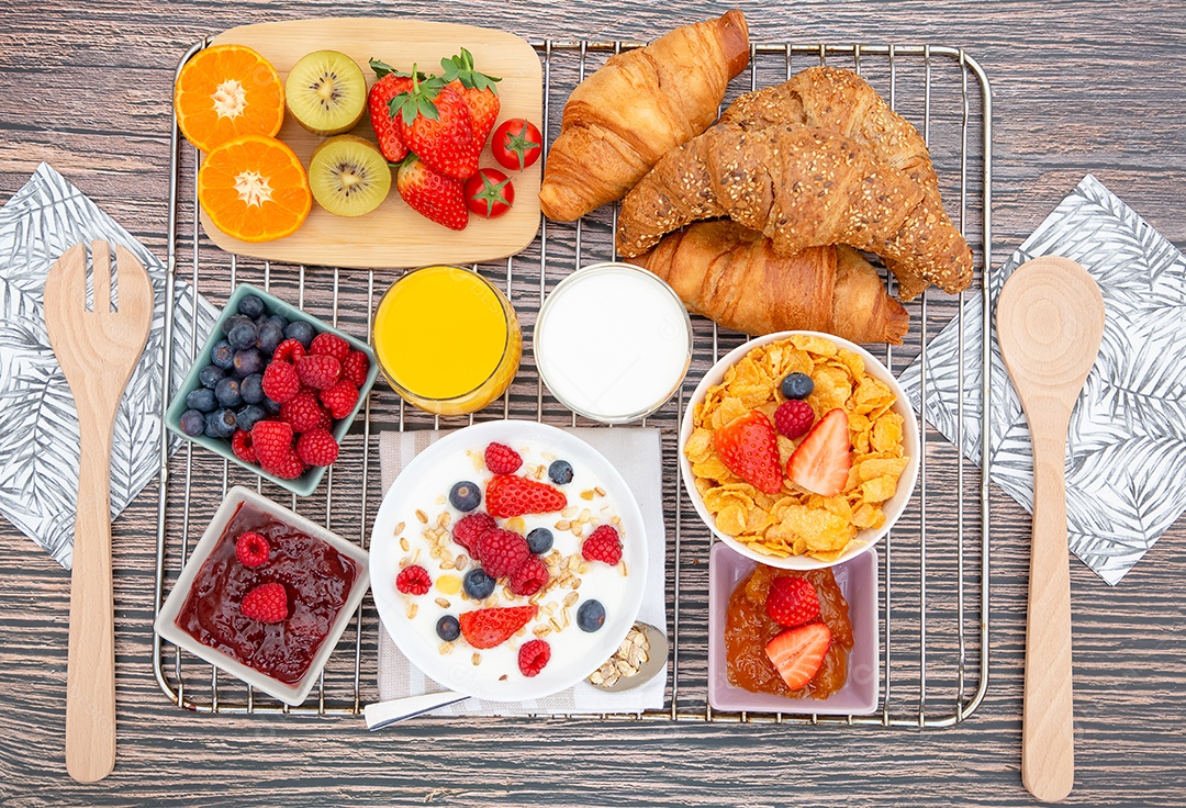 Café da Manhã Servido pela manhã com Café, Croissant de Manteiga e Flocos de Milho Grãos Integrais e Passas com Leite