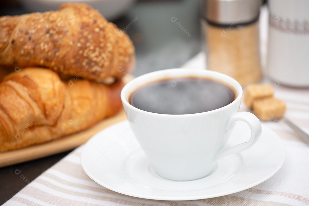 Café da manhã Servido pela manhã com café preto quente e croissants