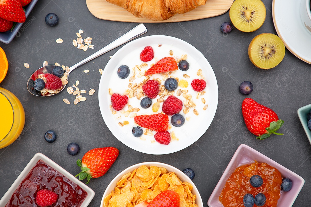 Café da manhã Servido pela manhã com croissant de manteiga e flocos de milho Grãos integrais e passas com leite
