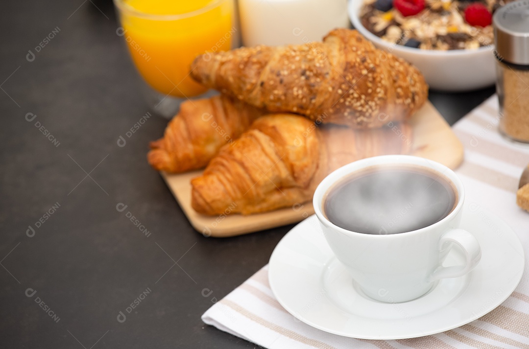 Café da manhã Servido pela manhã com café preto quente e croissants Cereais matinais de flocos de milho