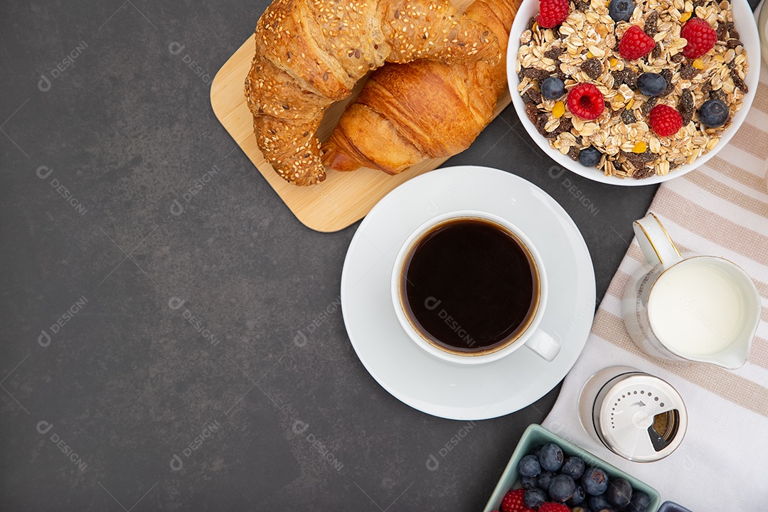 Café da manhã Servido pela manhã com café preto quente e croissants Cereais matinais de flocos de milho