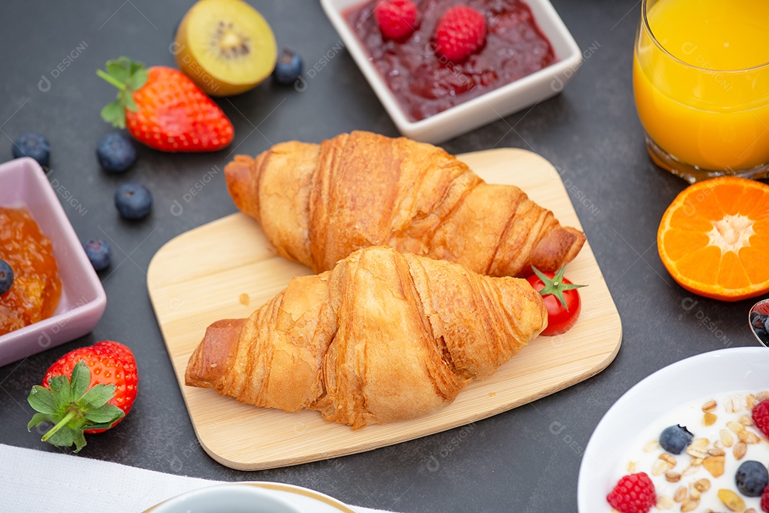 Café da Manhã Servido pela manhã com Café, Croissant de Manteiga e Flocos de Milho Grãos Integrais e Passas com Leite em Copos