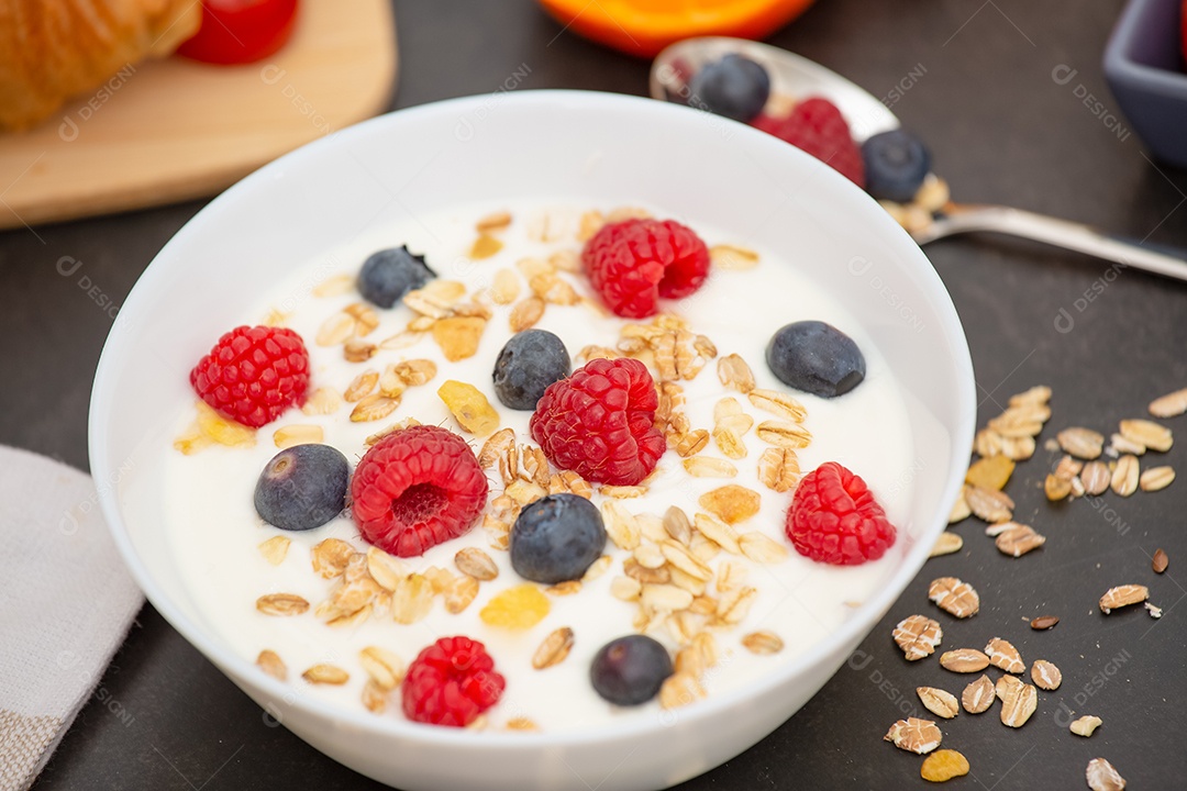 Café da Manhã Servido pela manhã com Café, Croissant de Manteiga e Flocos de Milho Grãos Integrais e Passas com Leite em Copos