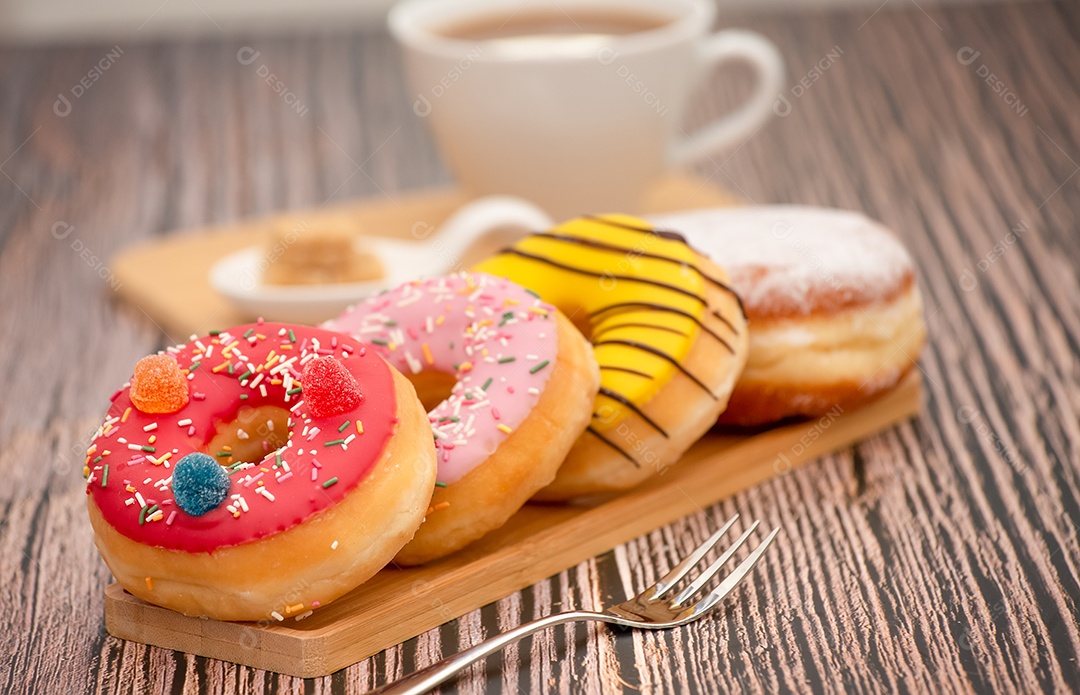 Sobremesa, Donuts, círculos de chocolate e morango, açúcar e creme em Donuts