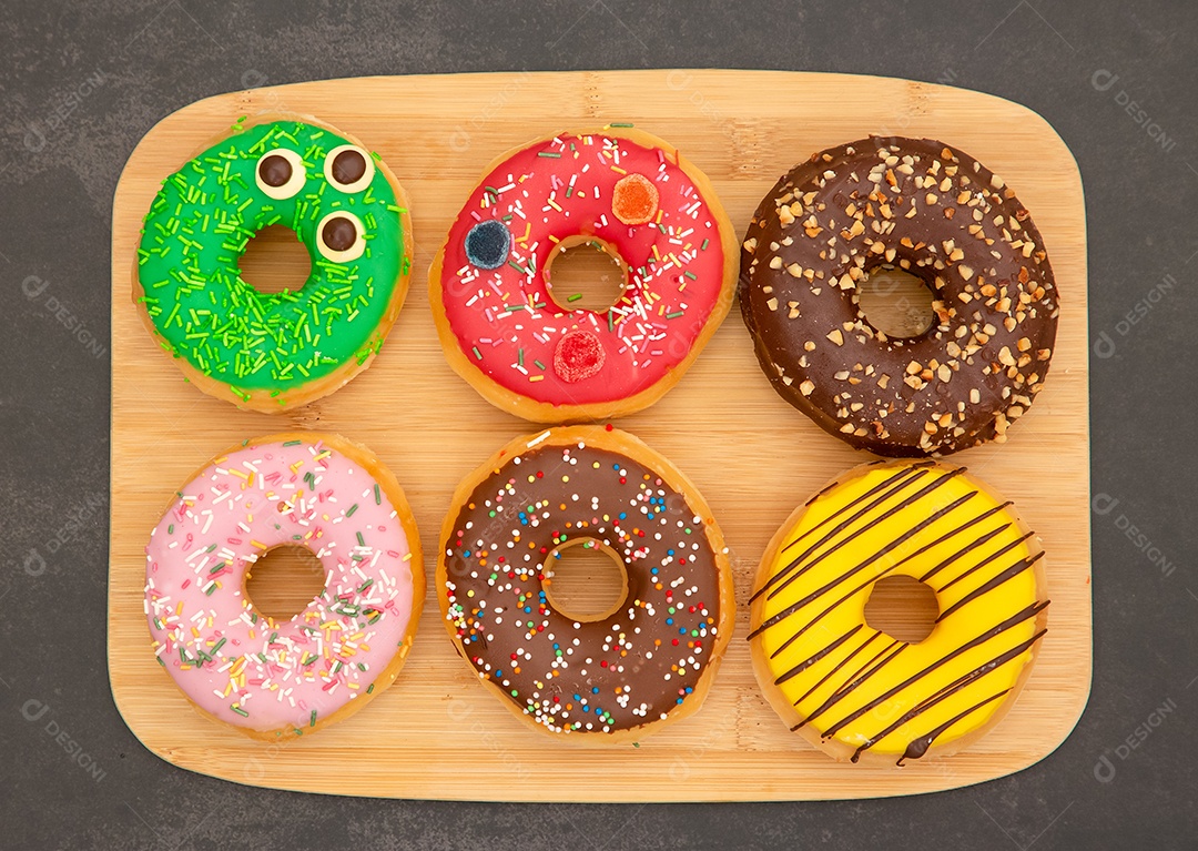 Sobremesa, Donuts, círculos de chocolate e morango, açúcar e creme em Donuts