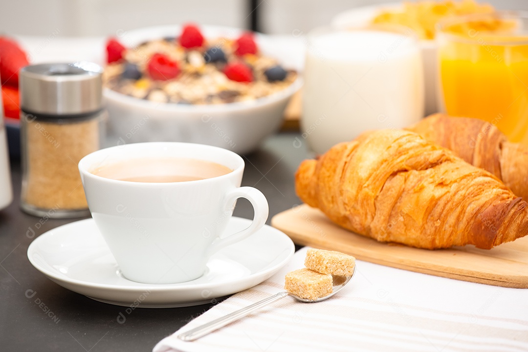 Café da manhã Servido pela manhã com café preto quente e croissants
