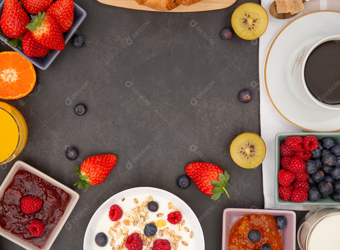 Café da Manhã Servido pela manhã com Café, Croissant de Manteiga e Flocos de Milho Grãos Integrais e Passas com Leite em Copos